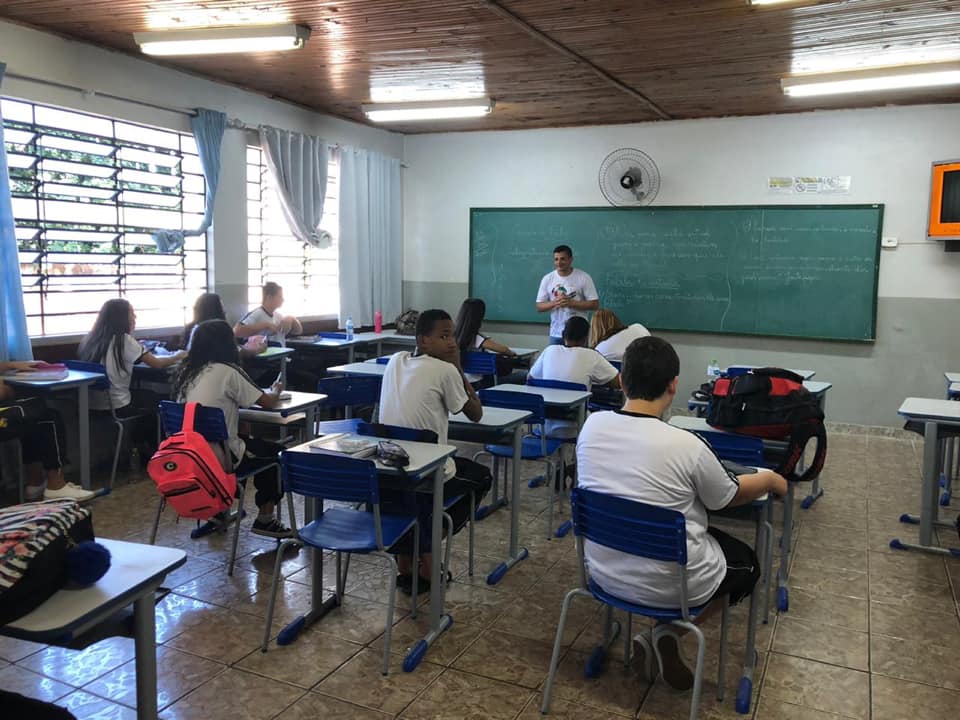 Visita às escolas na paróquia Santa Teresa de Marialva.