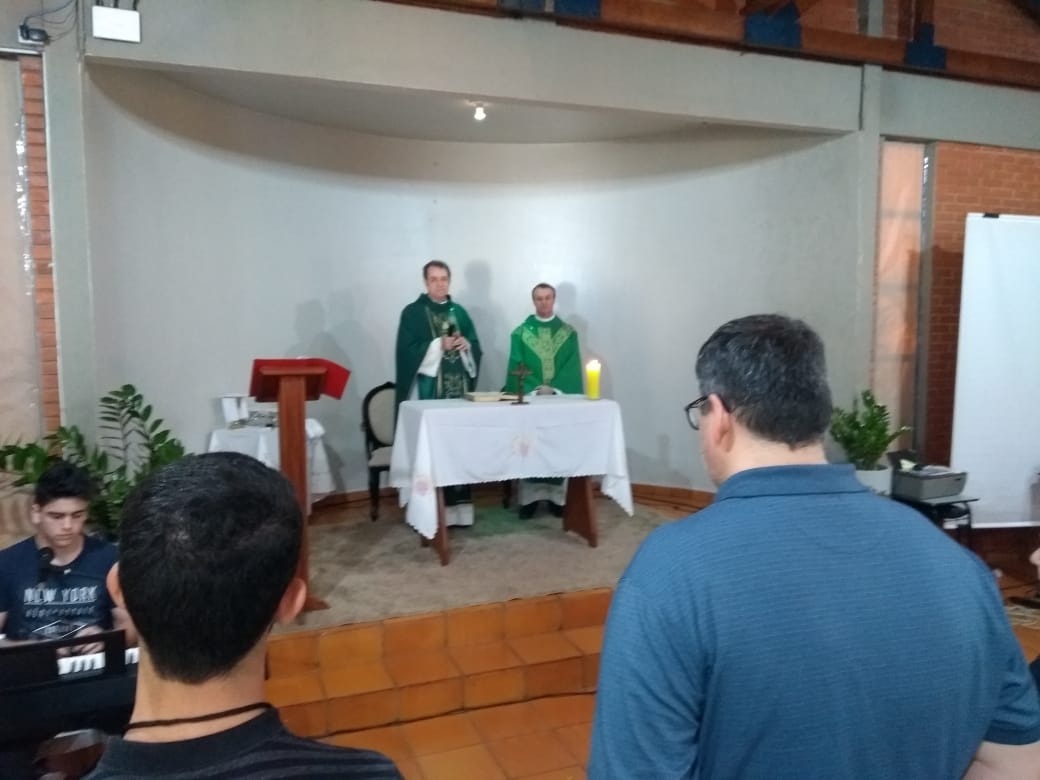 Celebração da Eucaristia. Dom Anuar Battisti e Dom Mário Spaki.